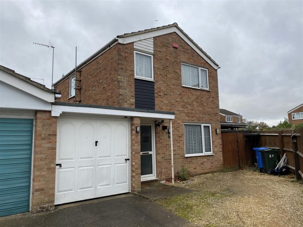 3 bedroom detached house at 57 Chatsworth Drive, Banbury, OX16 9TT — photo 2 of 12