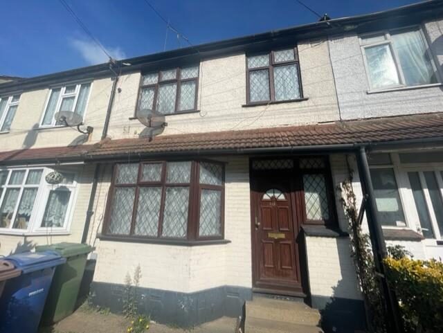 3 bedroom terraced house at London Road, Grays — photo 2 of 9
