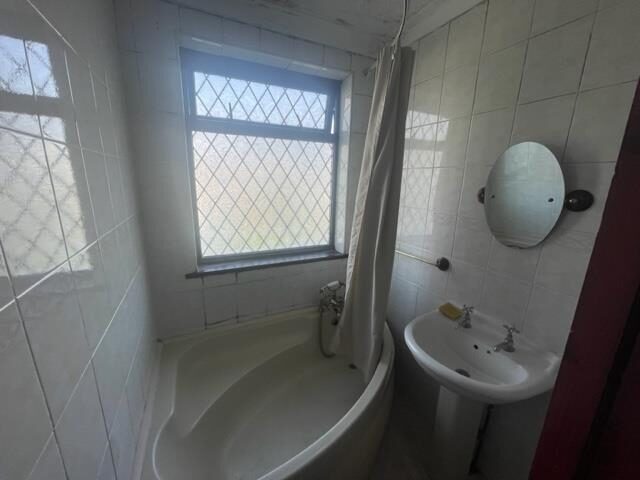 3 bedroom terraced house at London Road, Grays — photo 5 of 9