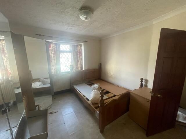 3 bedroom terraced house at London Road, Grays — photo 6 of 9