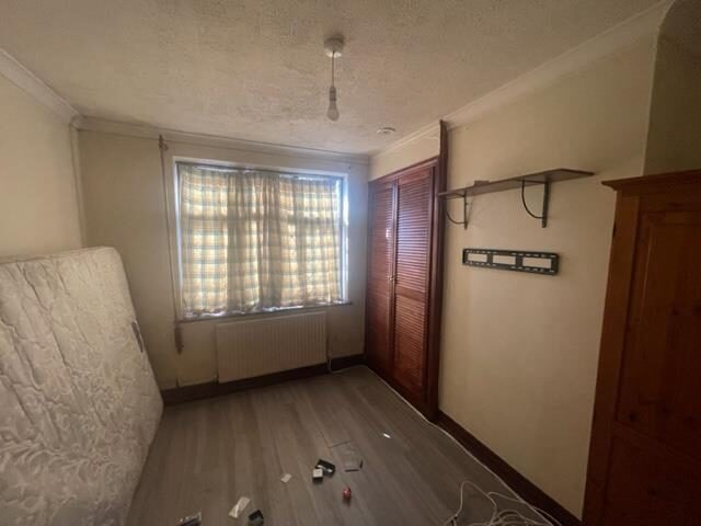 3 bedroom terraced house at London Road, Grays — photo 7 of 9