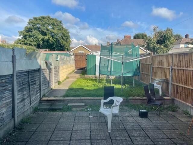 3 bedroom terraced house at London Road, Grays — photo 9 of 9
