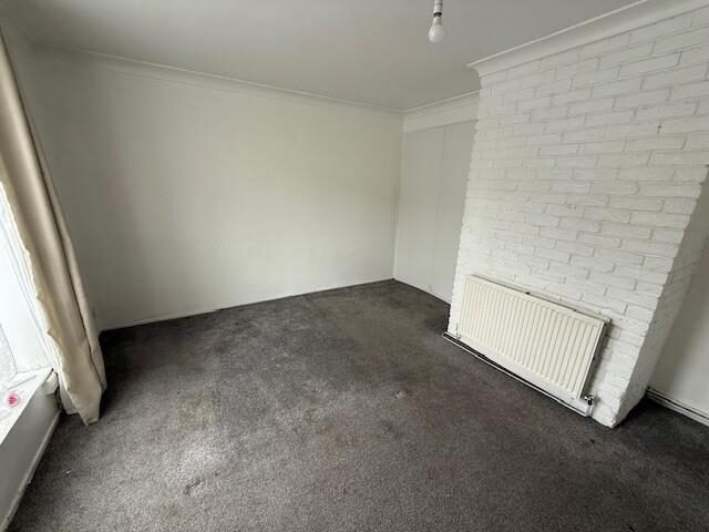 3 bedroom semi-detached house at Williton Road, Luton — photo 2 of 16