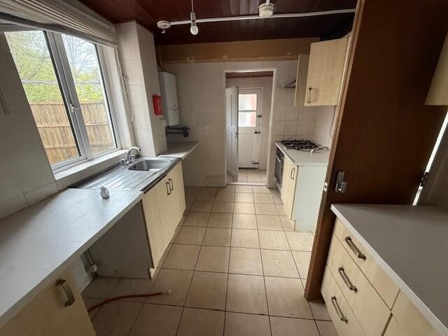 3 bedroom semi-detached house at Williton Road, Luton — photo 3 of 16