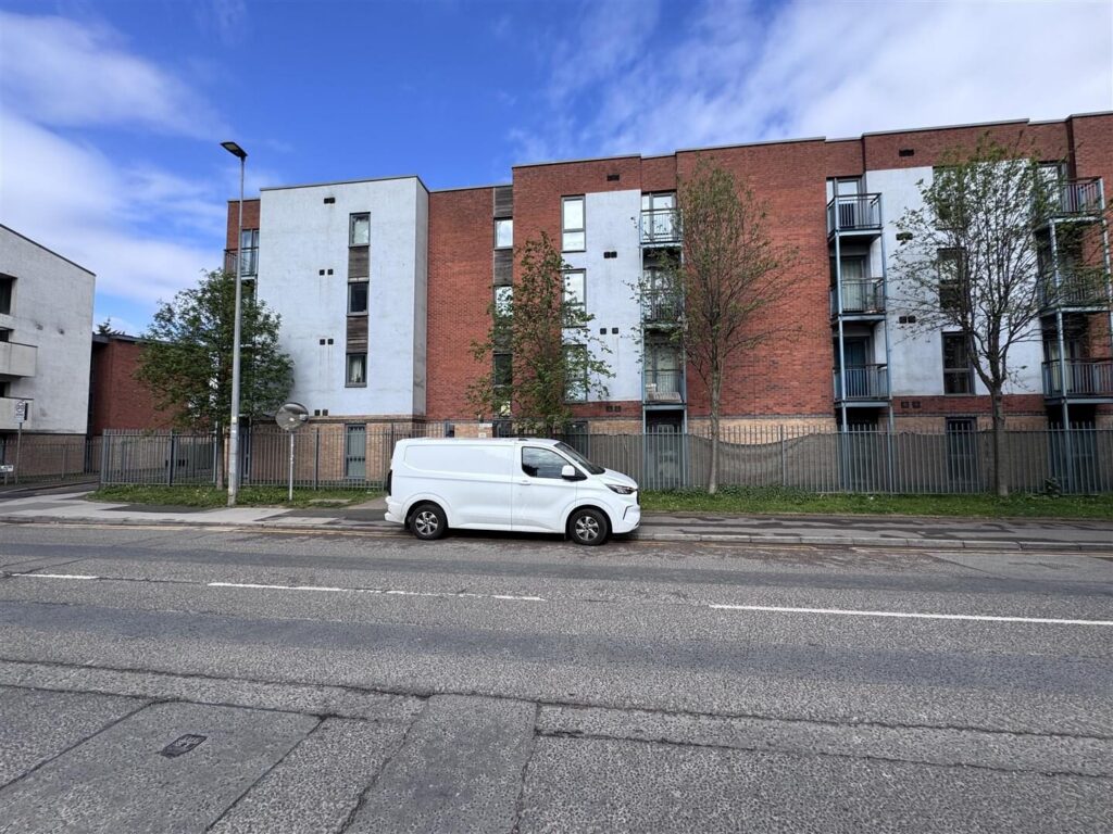 2 bedroom flat at Ordsall Lane, Salford — photo 3 of 9