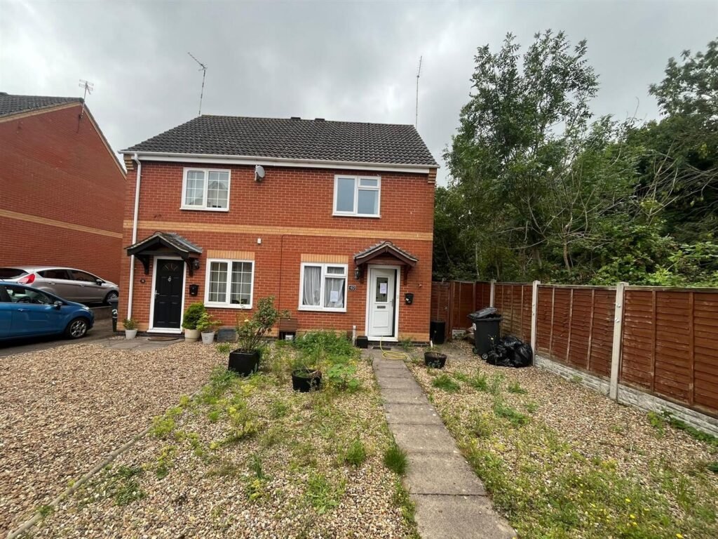 2 bedroom semi-detached house at Woodborough Road, Leicester — photo 1 of 13