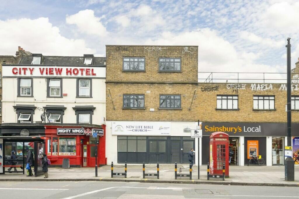 5 bedroom property at Cambridge Heath Road, London — photo 4 of 9