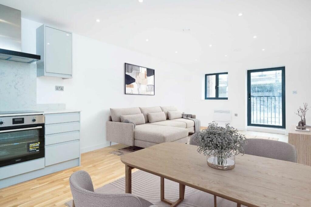 5 bedroom property at Cambridge Heath Road, London — photo 5 of 9