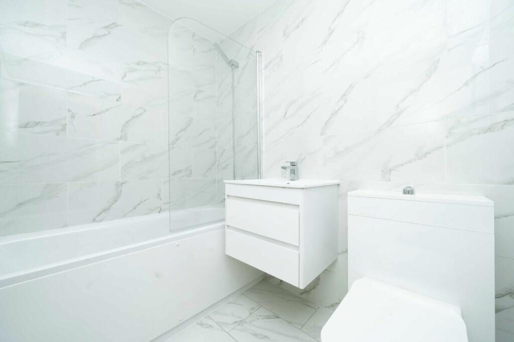 5 bedroom property at Cambridge Heath Road, London — photo 7 of 9