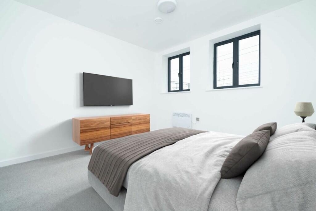 5 bedroom property at Cambridge Heath Road, London — photo 9 of 9