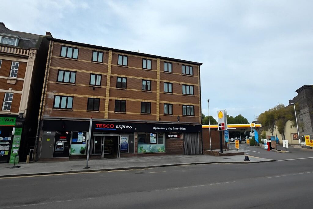 2 bedroom flat at Kilburn High Road, London — photo 3 of 4