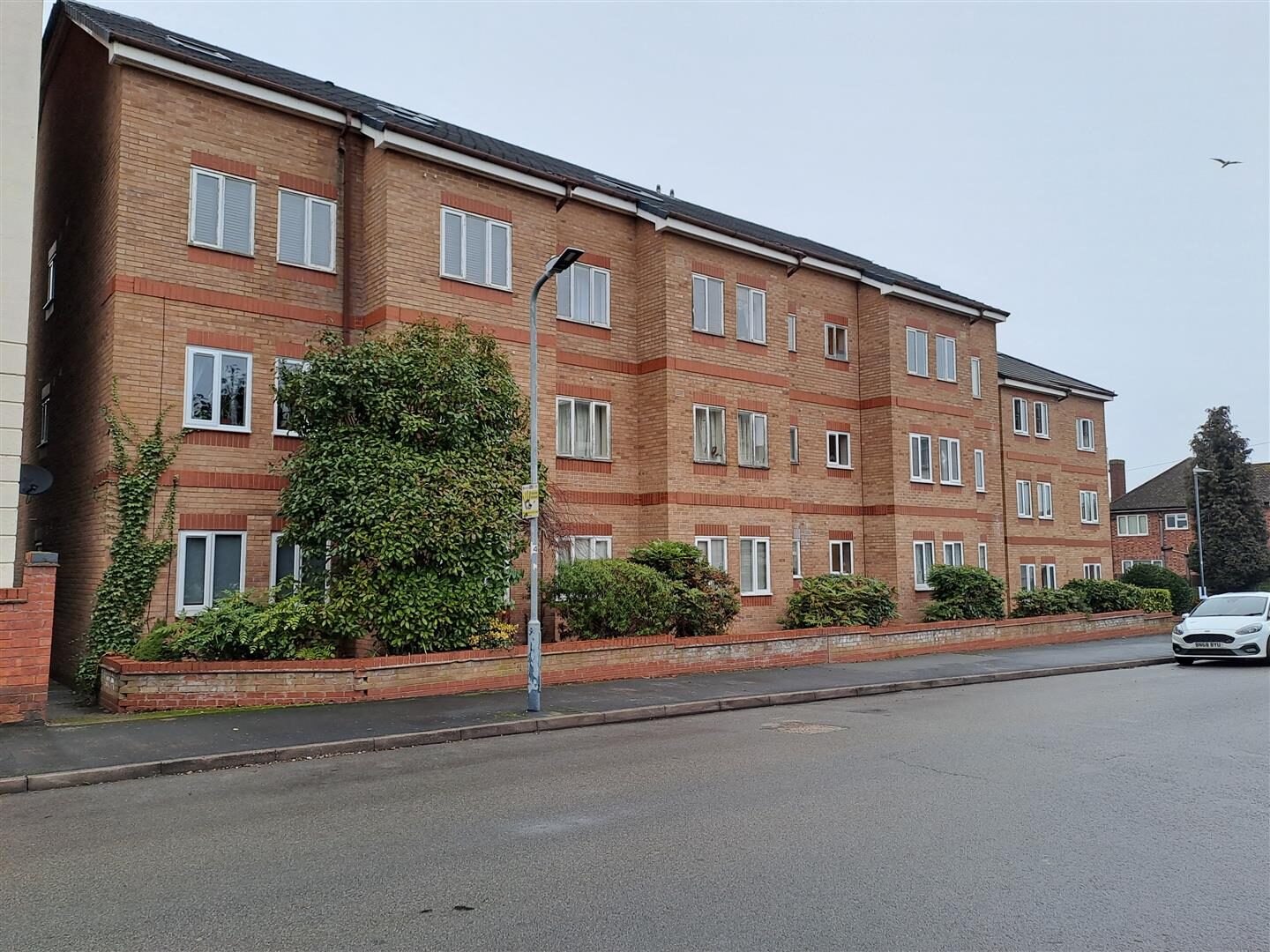 2 bedroom apartment at Charlotte Street, Leamington Spa — photo 3 of 9