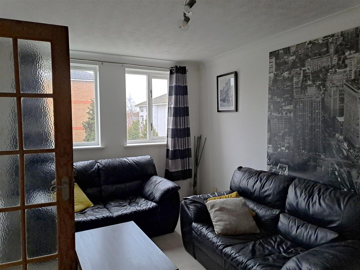 2 bedroom apartment at Charlotte Street, Leamington Spa — photo 5 of 9
