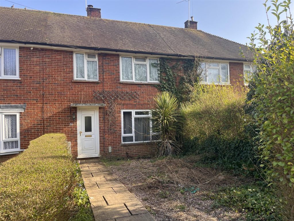 3 bedroom terraced house at Bagshot Green, Bagshot — photo 3 of 13