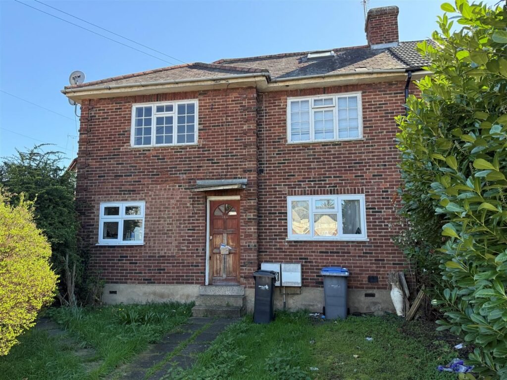 2 bedroom flat at Central Avenue, Enfield — photo 1 of 10