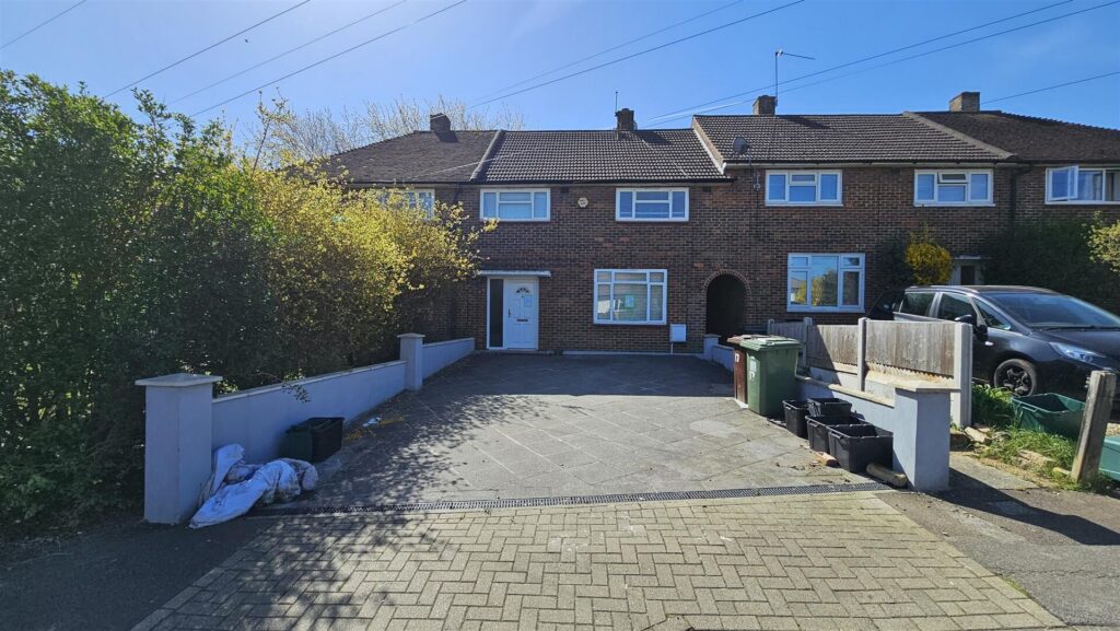 3 bedroom terraced house at Chorley Wood Crescent, Orpington — photo 3 of 12