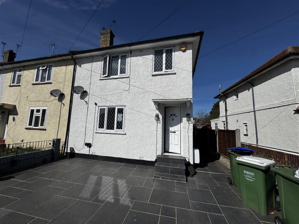 3 bedroom end of terrace house at Crayford Way, Crayford, Dartford — photo 3 of 15