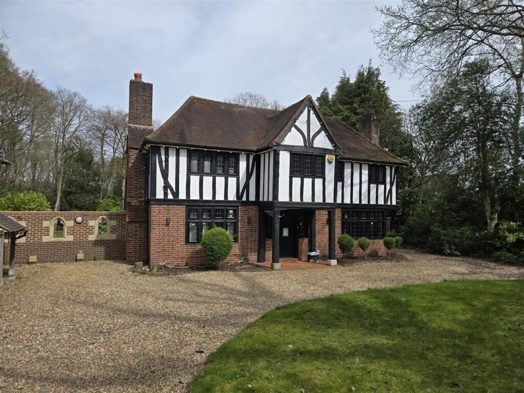 5 bedroom detached house at Croydon Road, Keston — photo 3 of 14