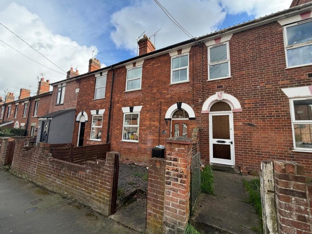 3 bedroom terraced house at Denmark Road, Beccles — photo 3 of 11