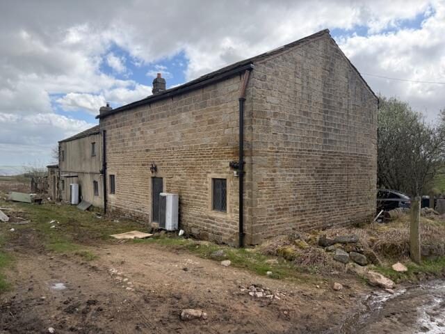 5 bedroom detached house at Blackshaw Head, Hebden Bridge — photo 4 of 21