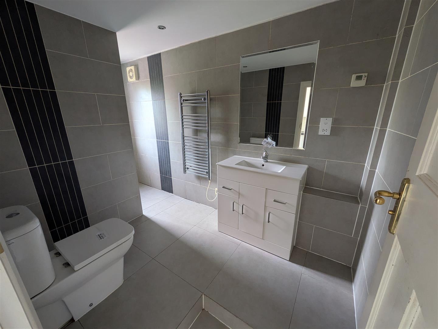 4 bedroom detached bungalow at High Halden, Ashford, Kent, TN26 3BU — photo 7 of 17