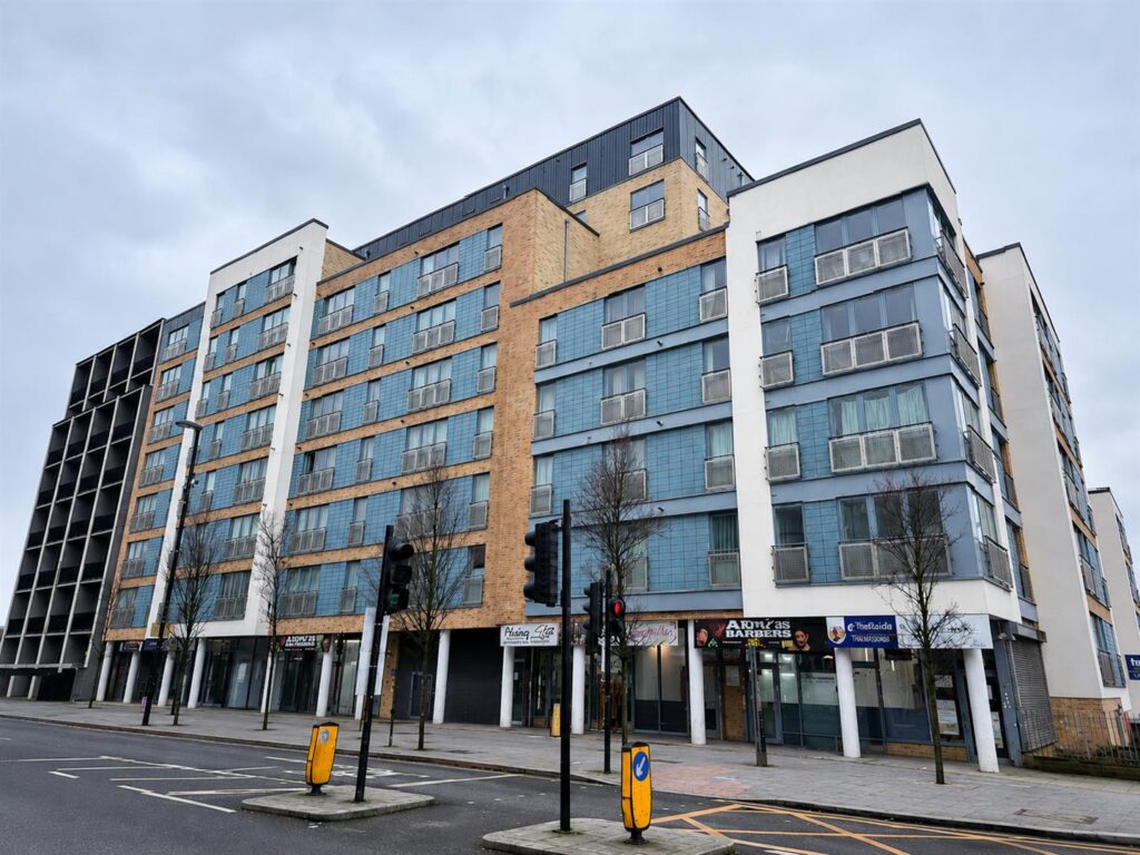2 bedroom apartment at London Road, Croydon — photo 2 of 8