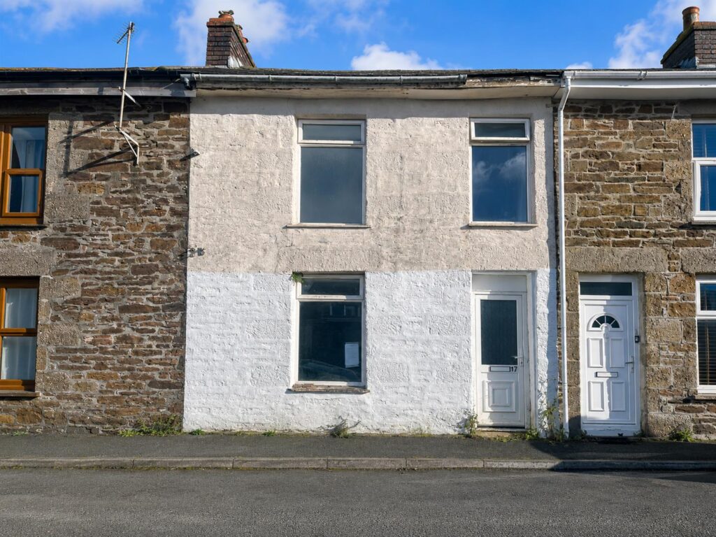 3 bedroom terraced house at Trefusis Terrace, Redruth — photo 2 of 16